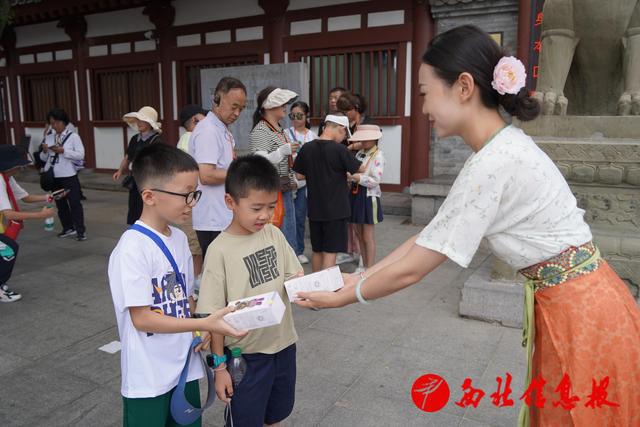 xk星空体育华清宫景区：贴压服务送凉疾(图2)